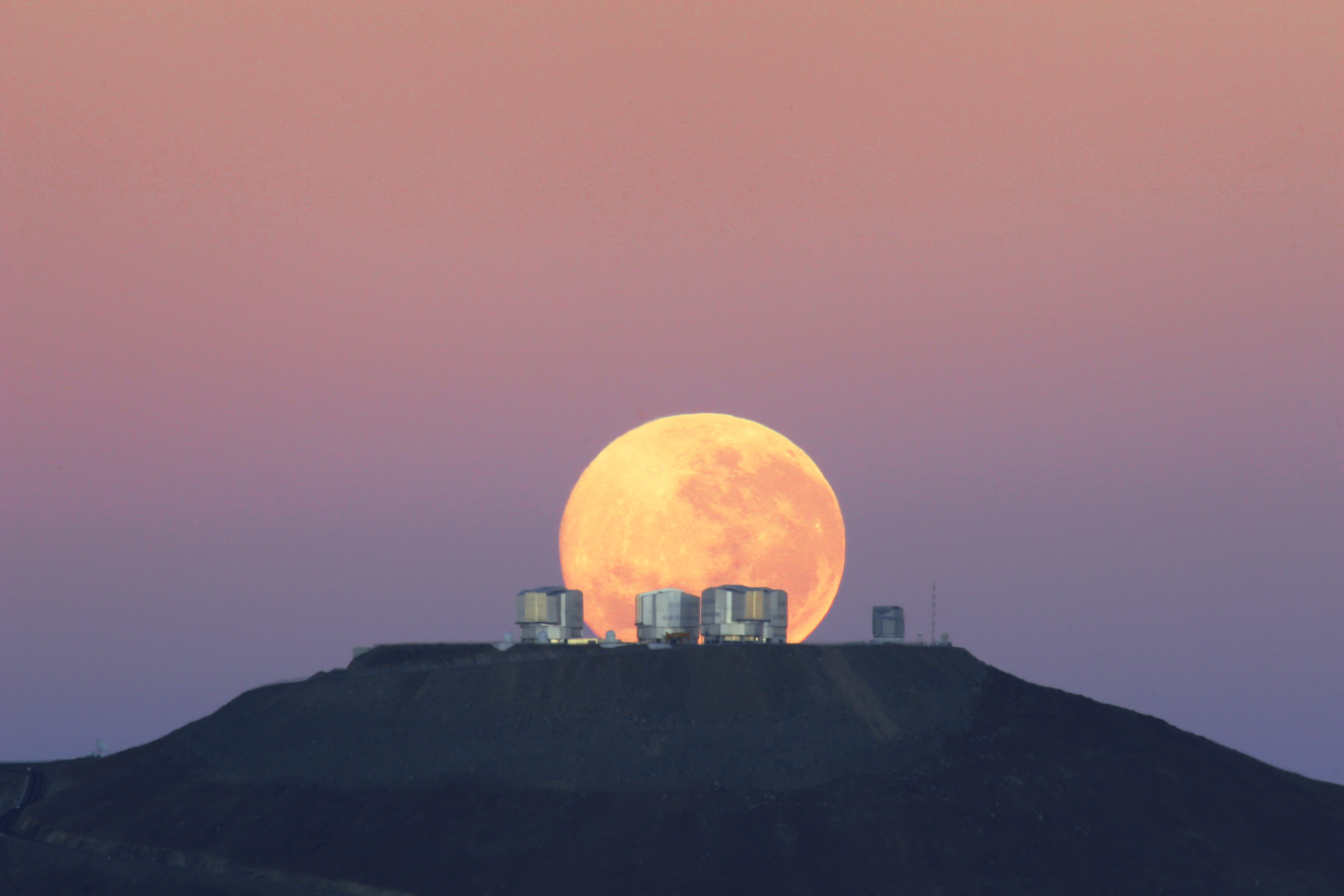 Moonset_over_ESO's_Very_Large_Telescope.jpg